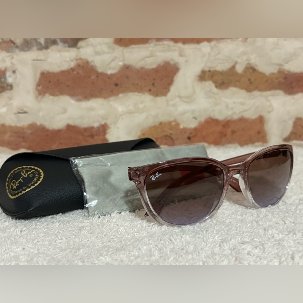 Ray-Ban Cat Eye Sungglasses